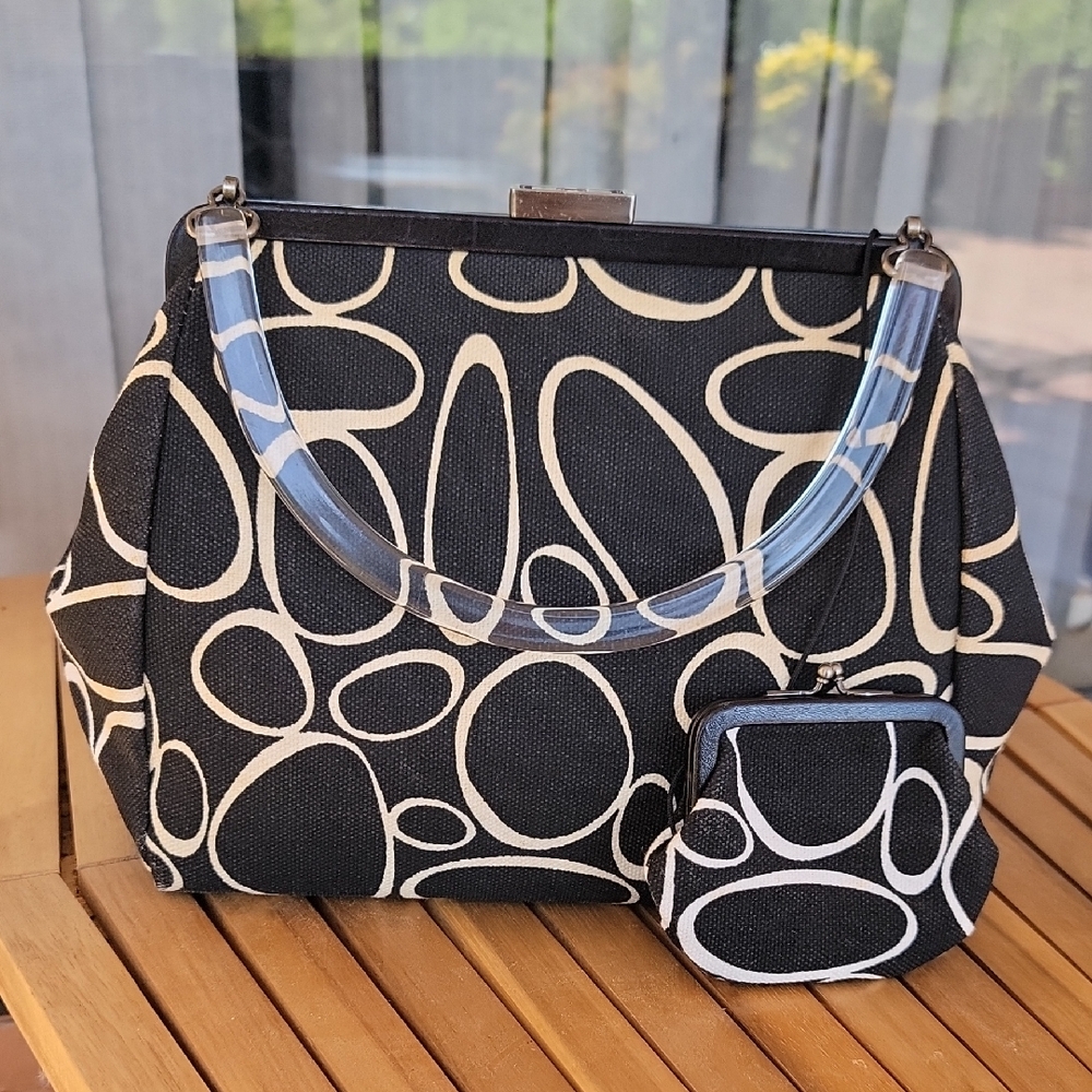 Elegant Black and Cream Hand Bag